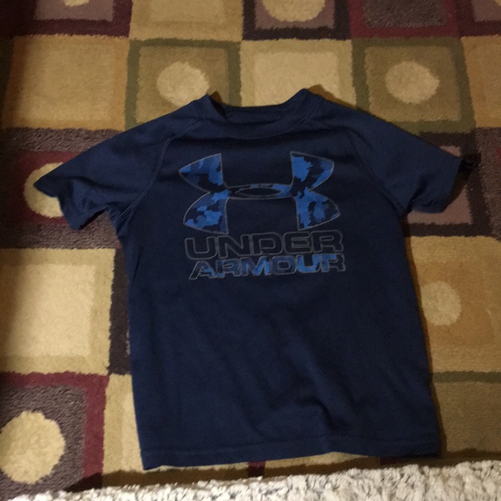 Under armor boys small shirt